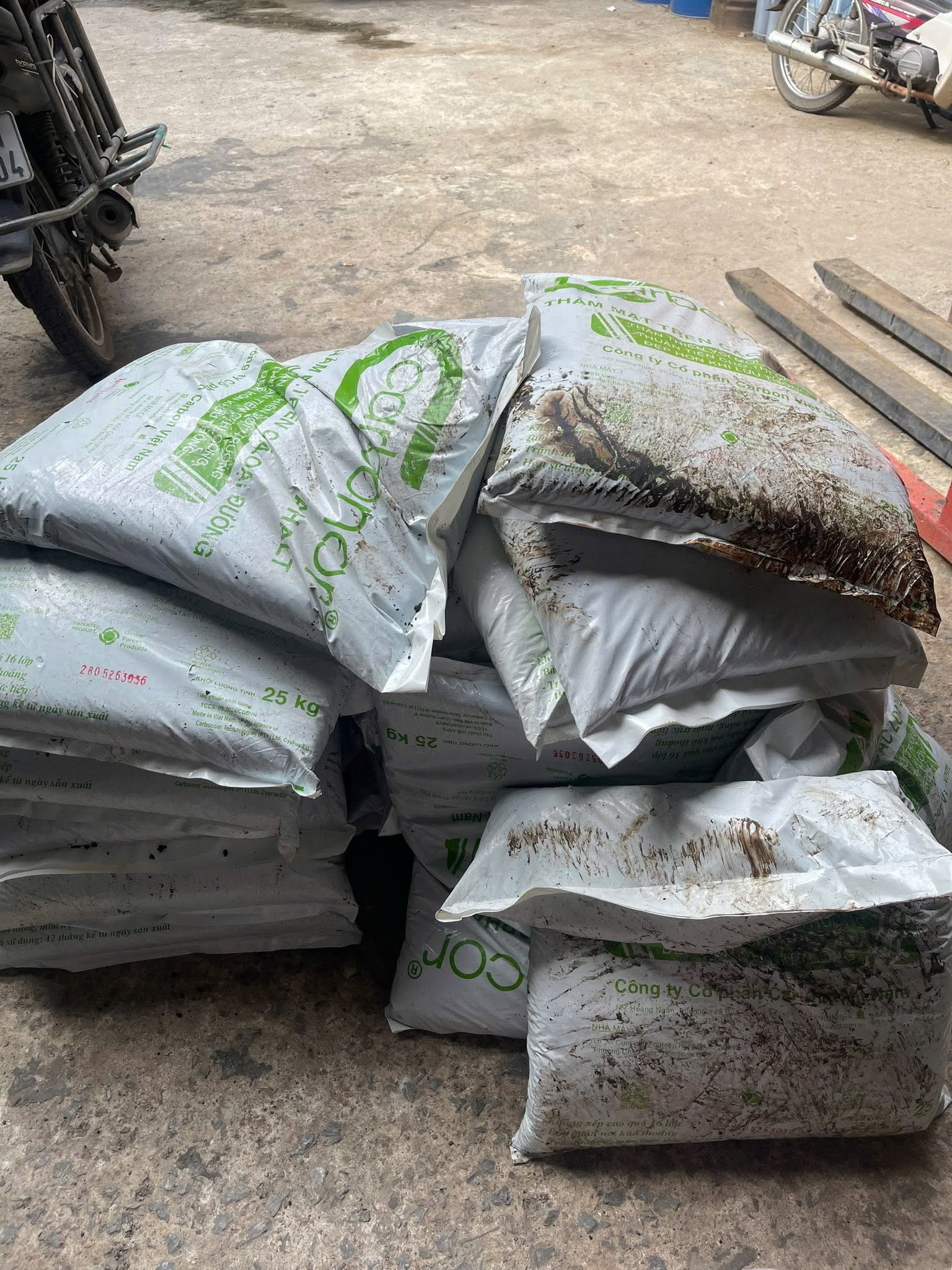 Bê tông nhựa nguội carbon asphalt bao 25kg Bê tông nhựa nguội carbon asphalt bao 25kg
